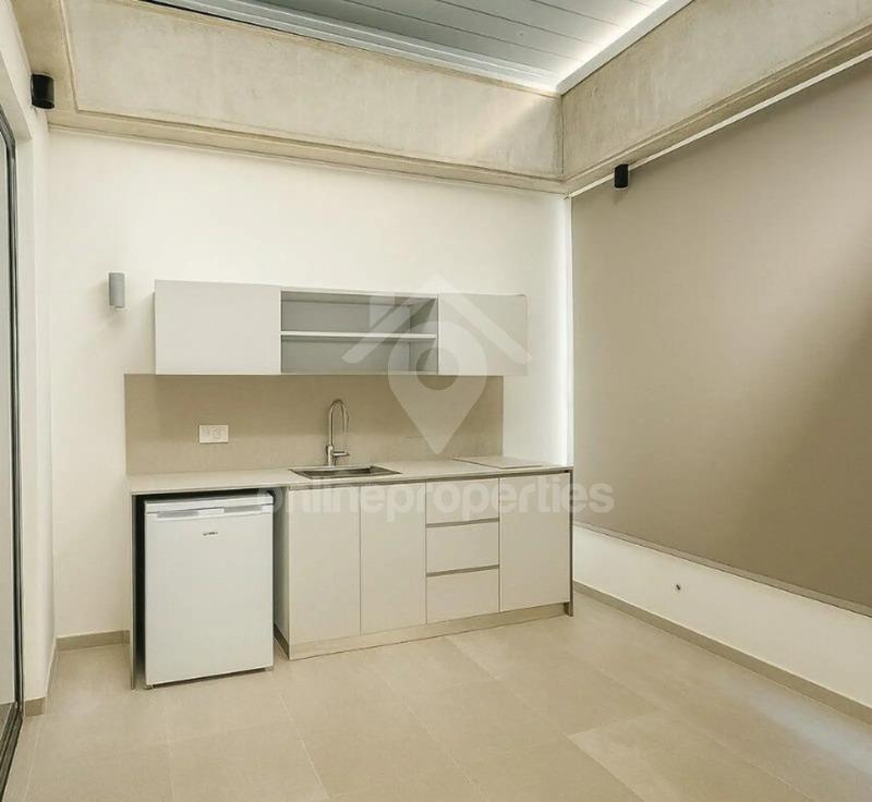 To change image, hover mouse over thumbnails below