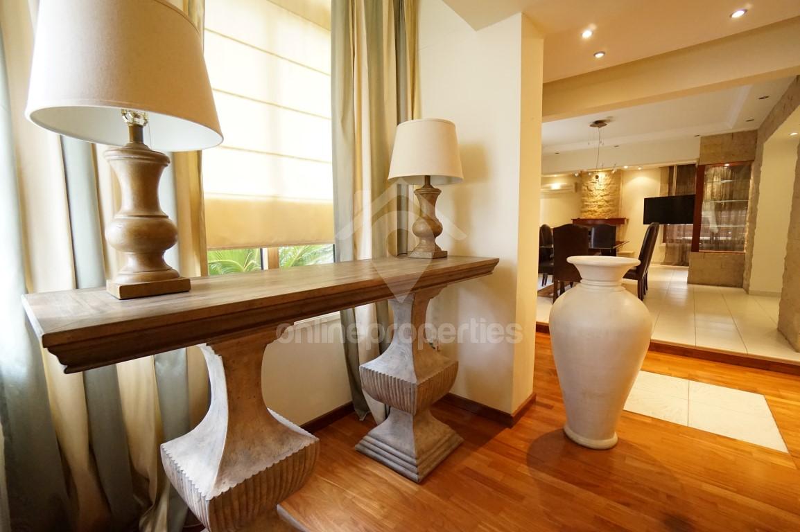 To change image, hover mouse over thumbnails below