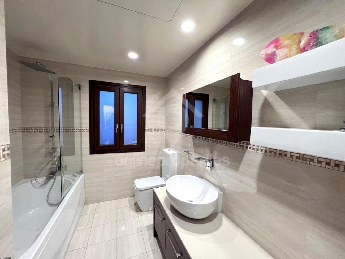 To change image, hover mouse over thumbnails below