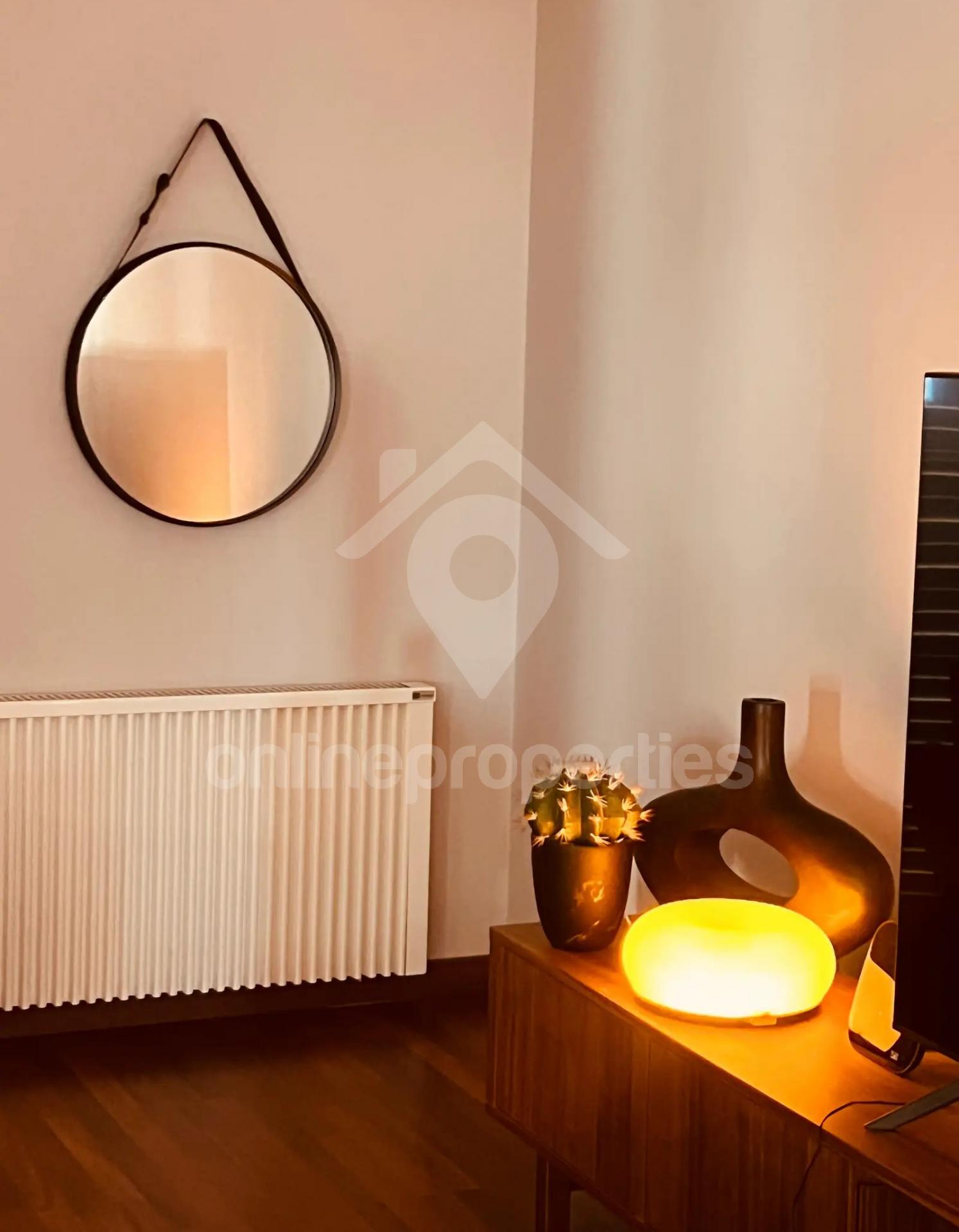 To change image, hover mouse over thumbnails below