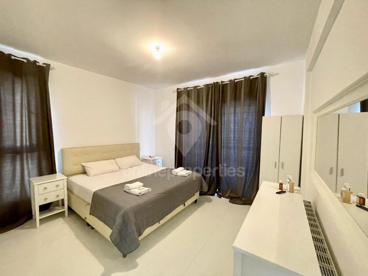 To change image, hover mouse over thumbnails below