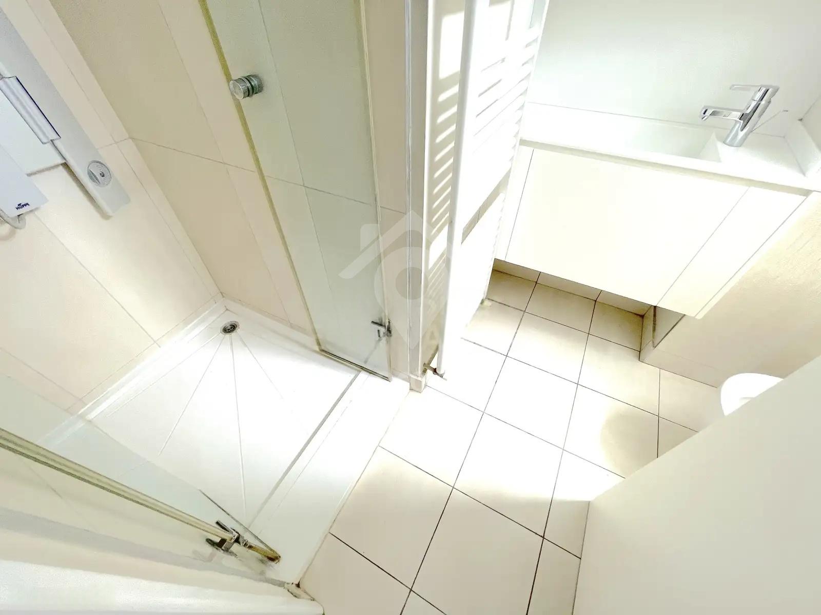 To change image, hover mouse over thumbnails below