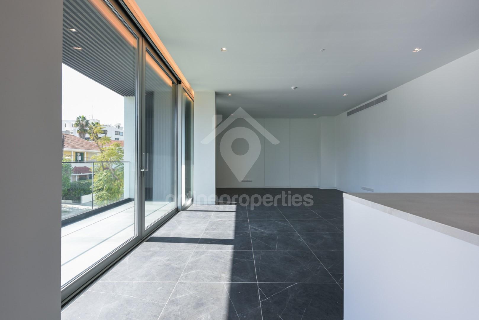 To change image, hover mouse over thumbnails below