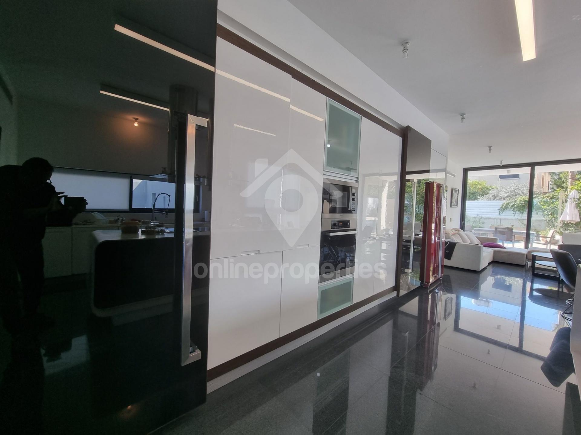 To change image, hover mouse over thumbnails below