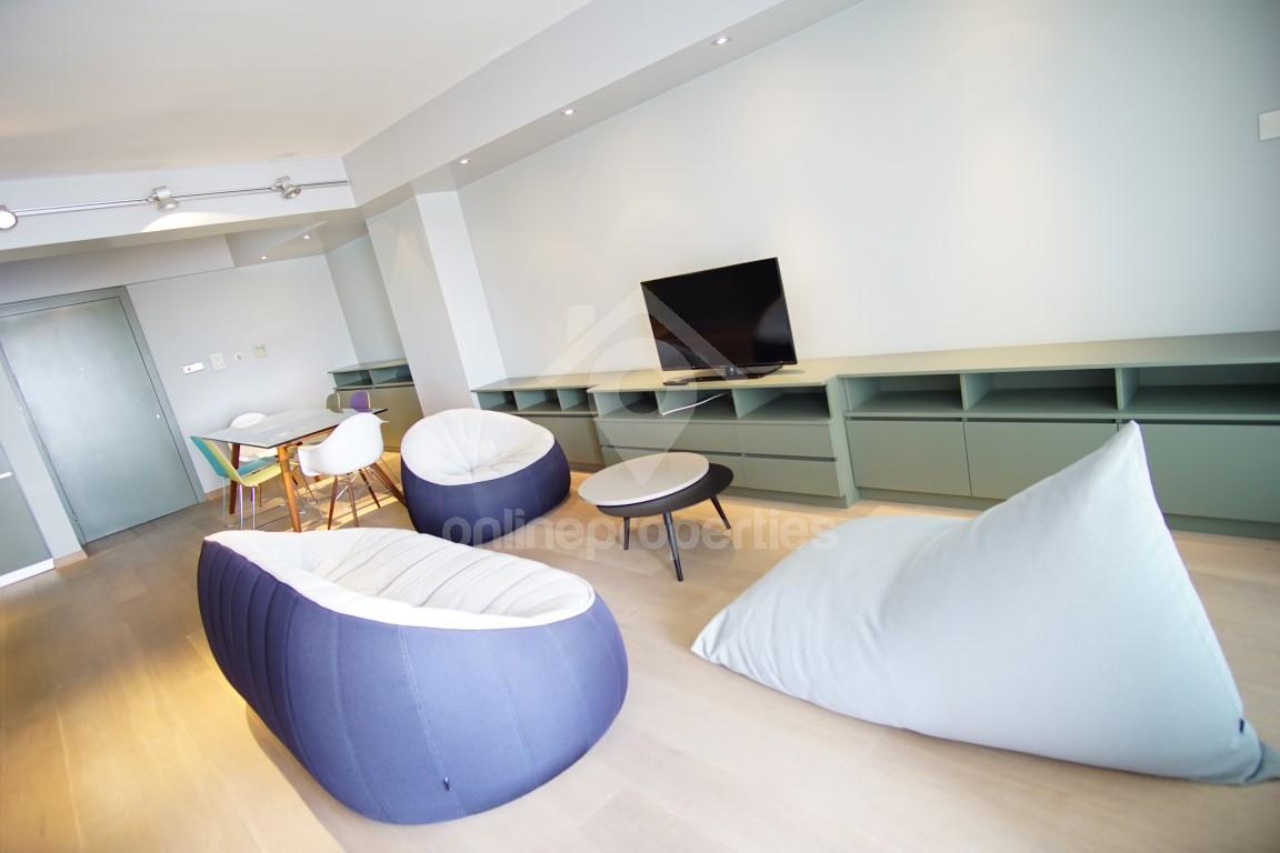 To change image, hover mouse over thumbnails below