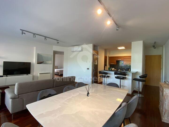 To change image, hover mouse over thumbnails below