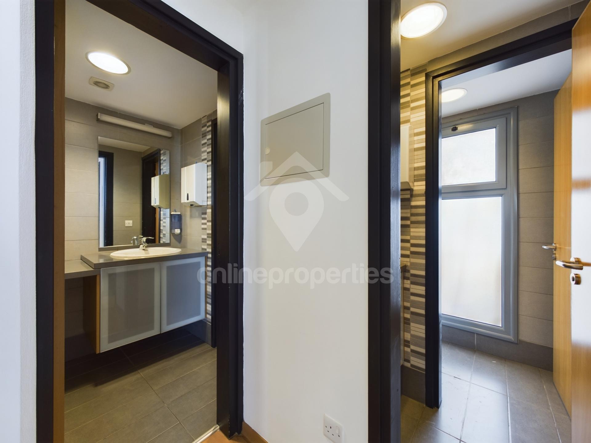 To change image, hover mouse over thumbnails below