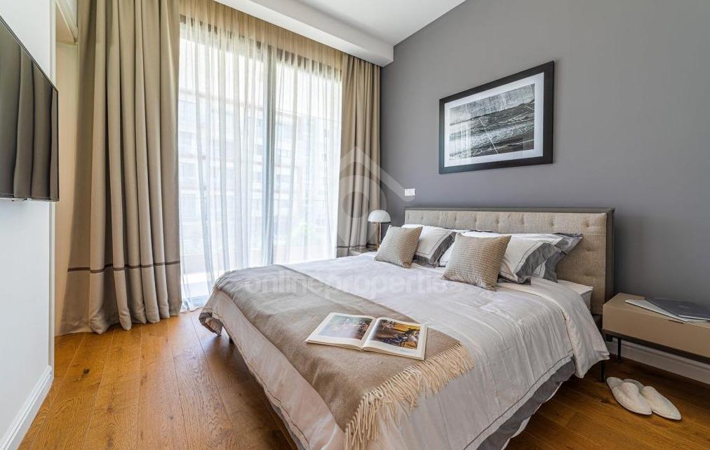 To change image, hover mouse over thumbnails below