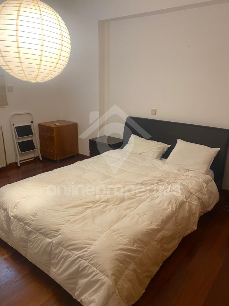 To change image, hover mouse over thumbnails below