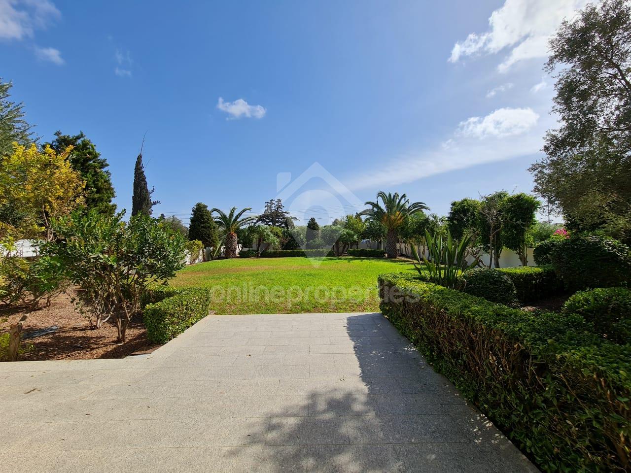 To change image, hover mouse over thumbnails below