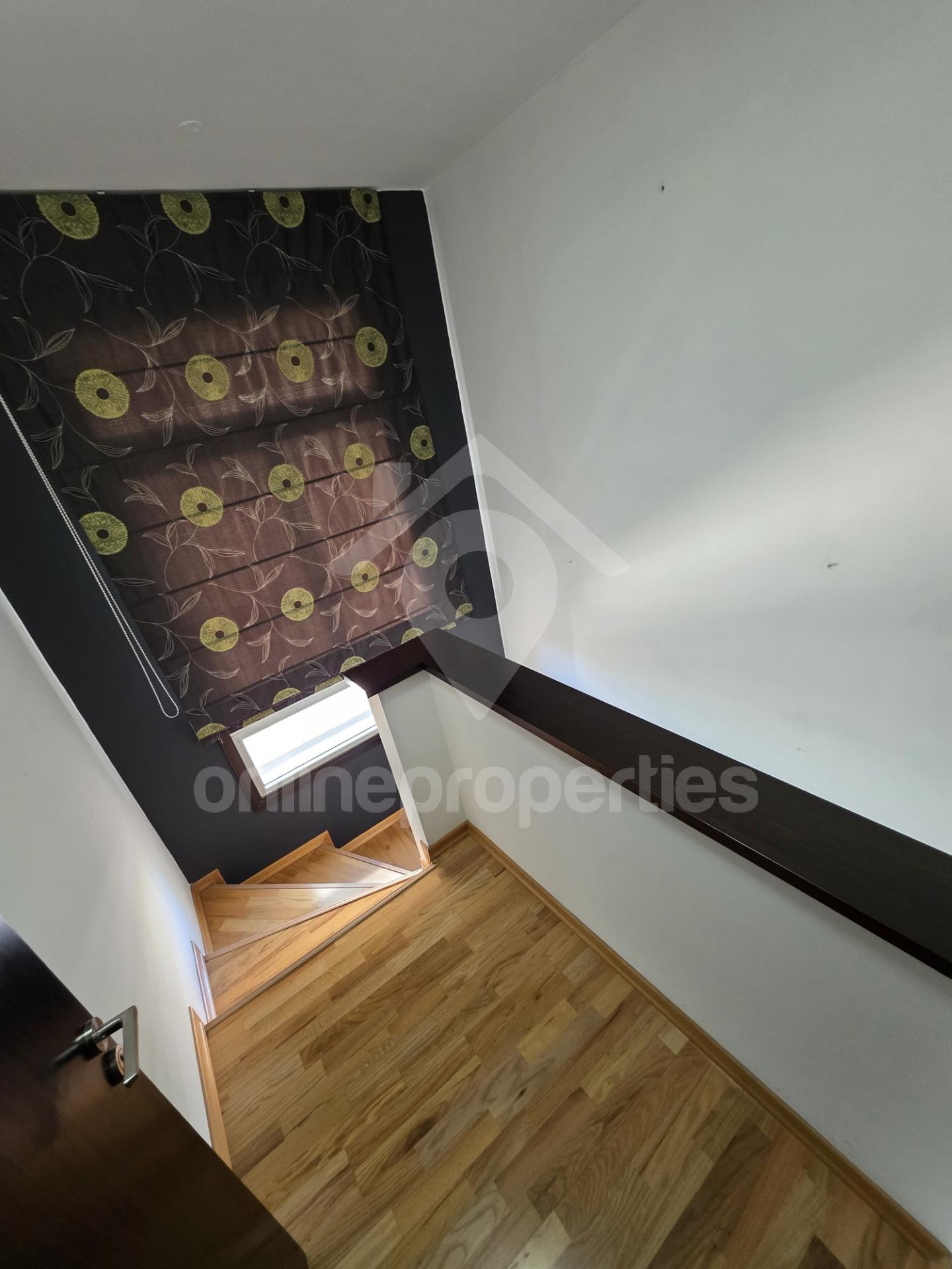 To change image, hover mouse over thumbnails below