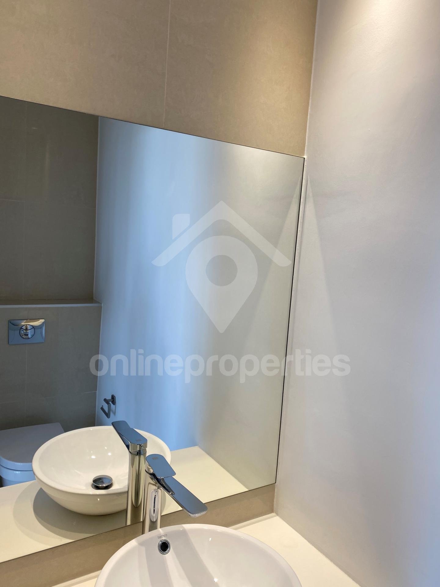 To change image, hover mouse over thumbnails below