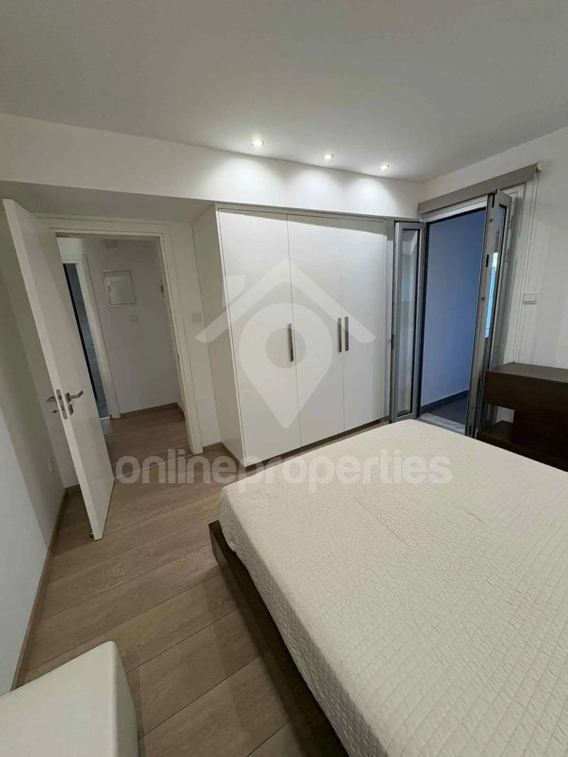 To change image, hover mouse over thumbnails below