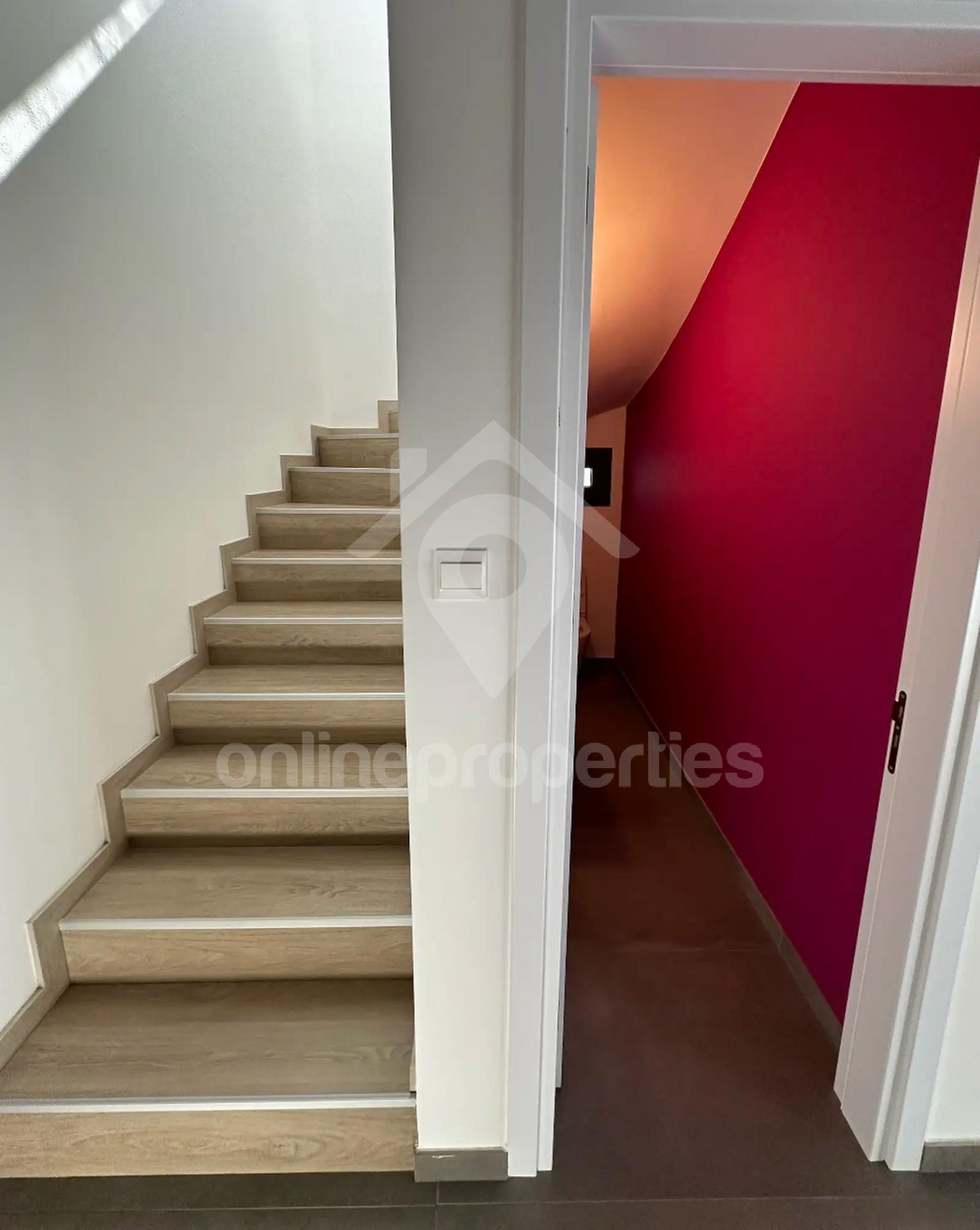 To change image, hover mouse over thumbnails below