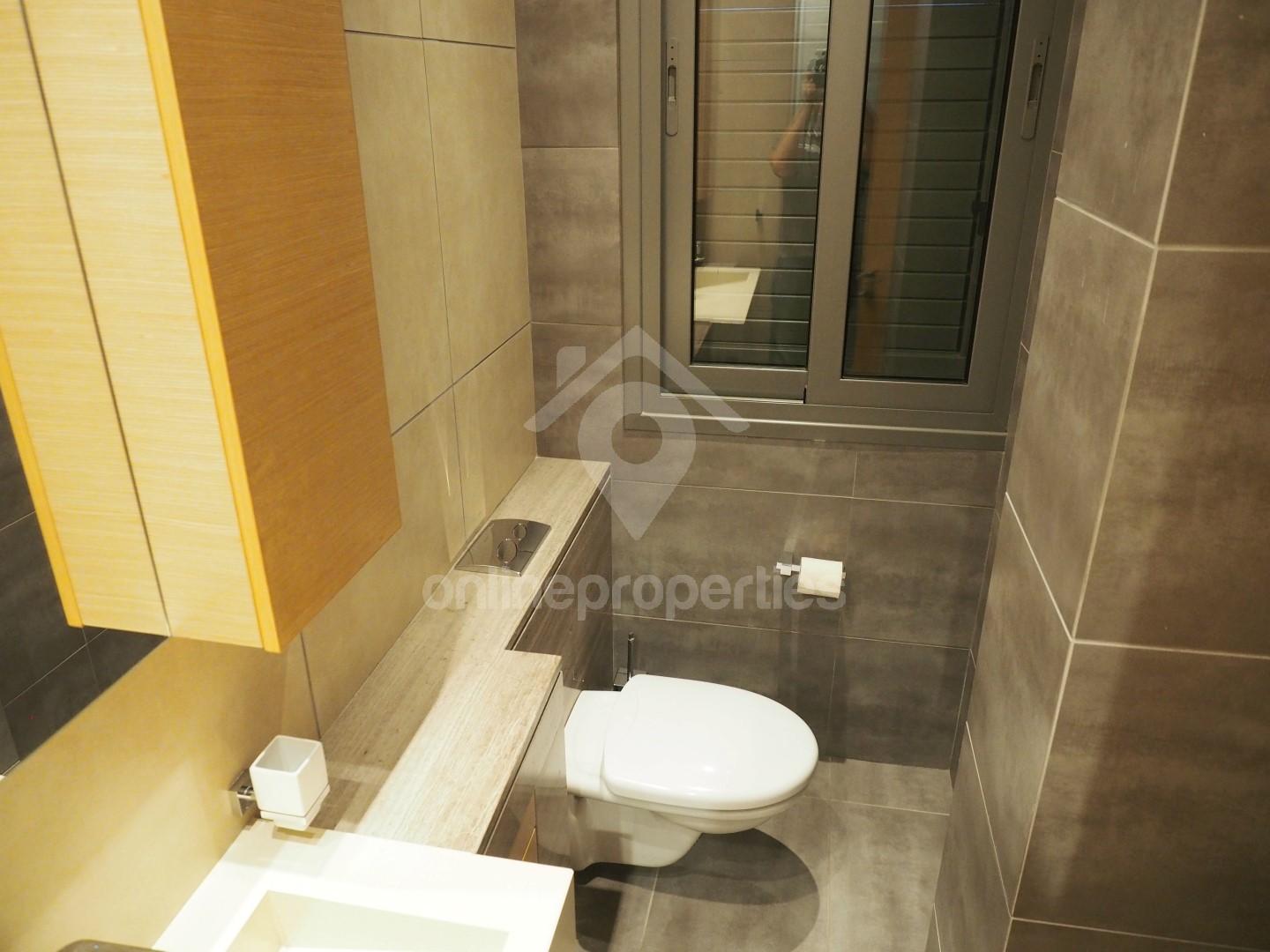 To change image, hover mouse over thumbnails below