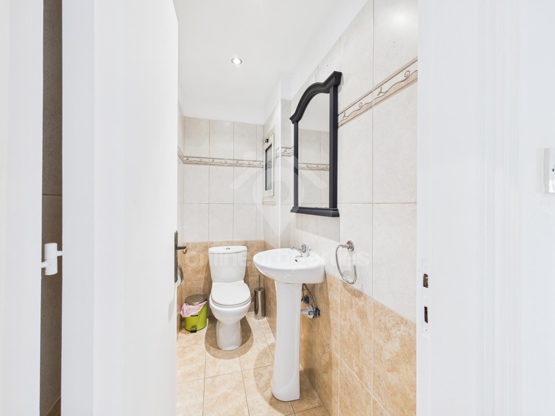 To change image, hover mouse over thumbnails below