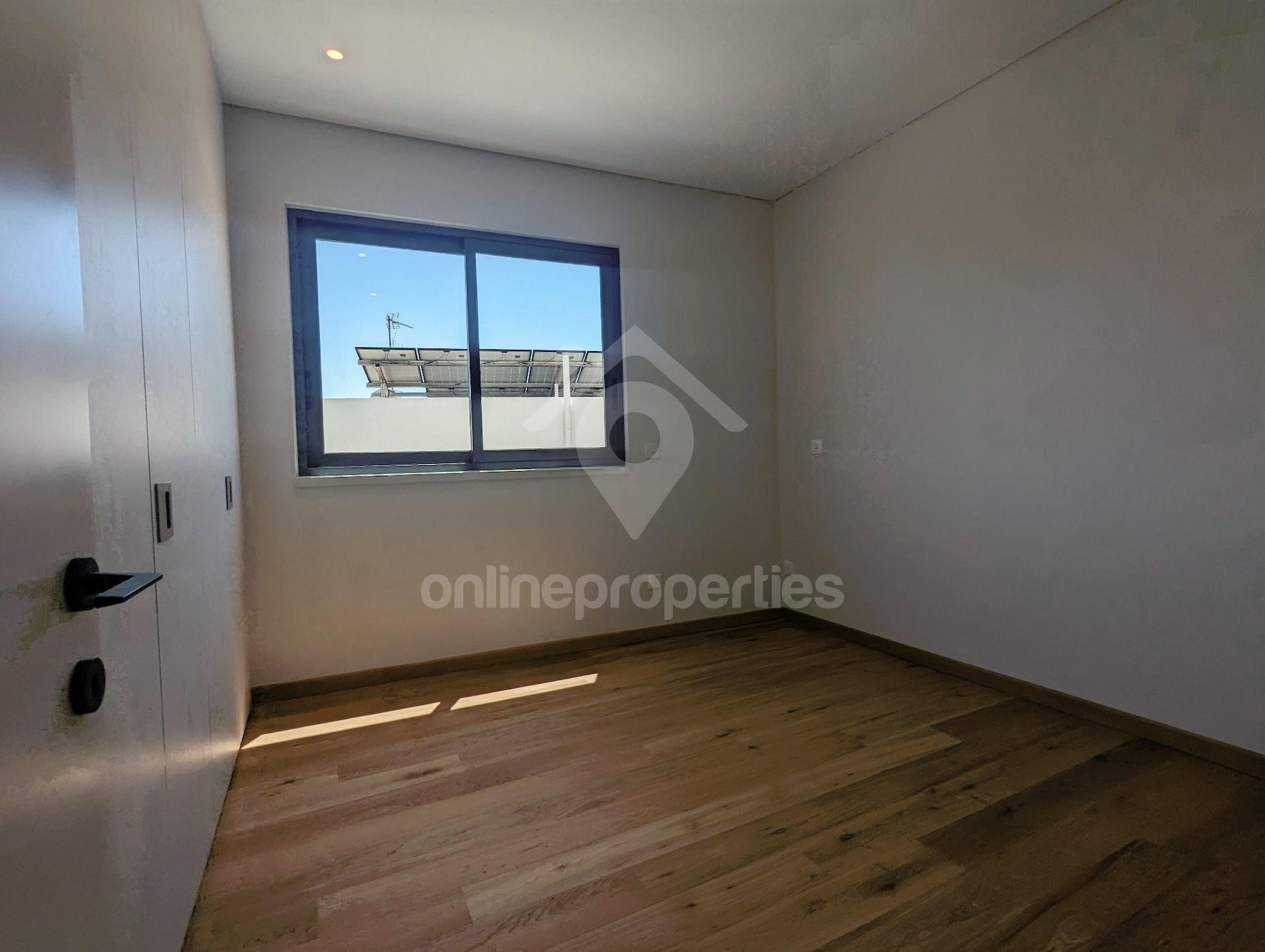 To change image, hover mouse over thumbnails below