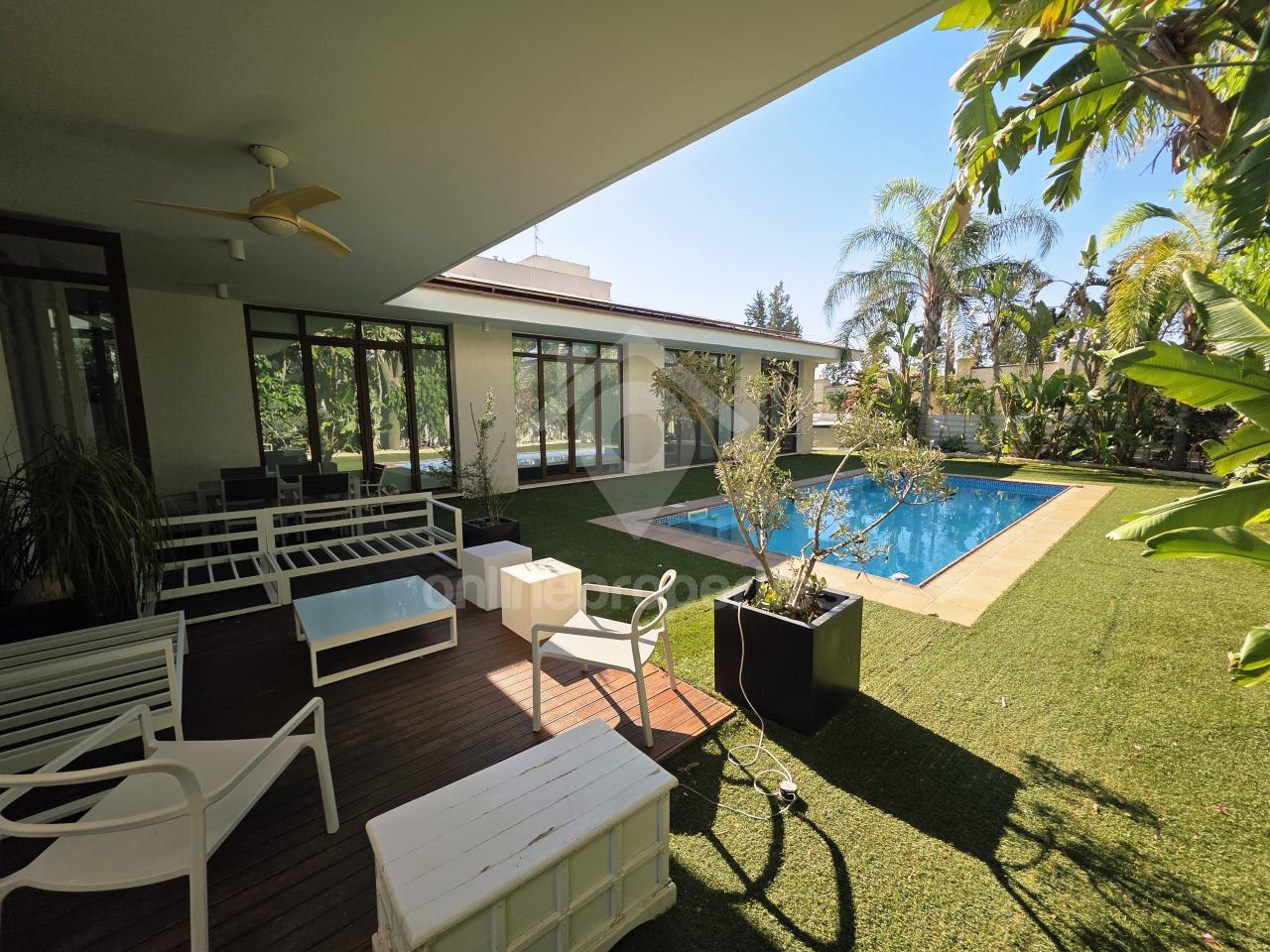 To change image, hover mouse over thumbnails below