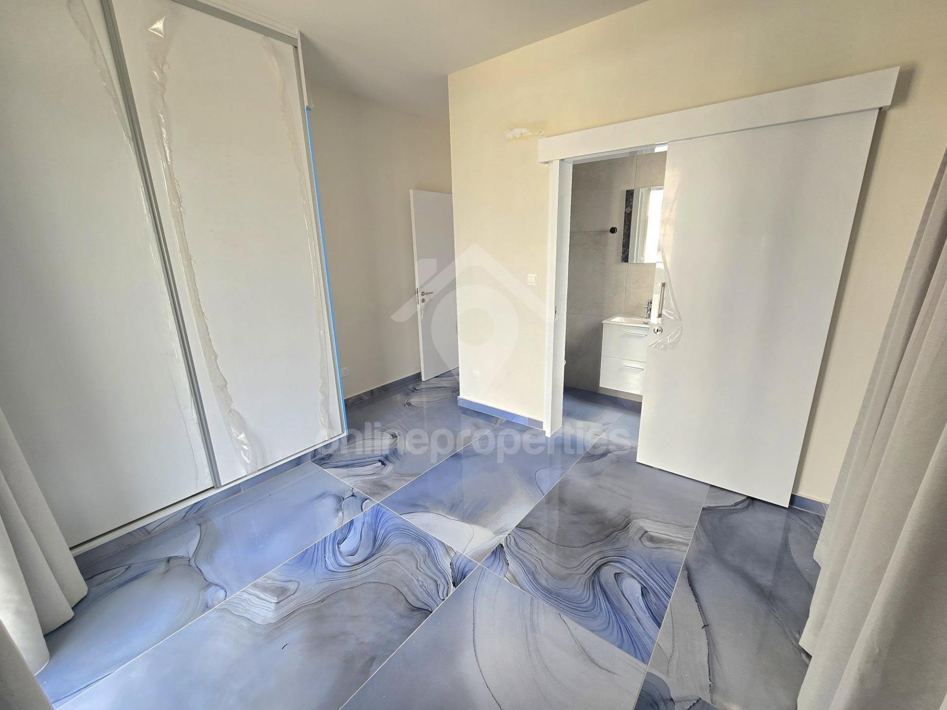 To change image, hover mouse over thumbnails below