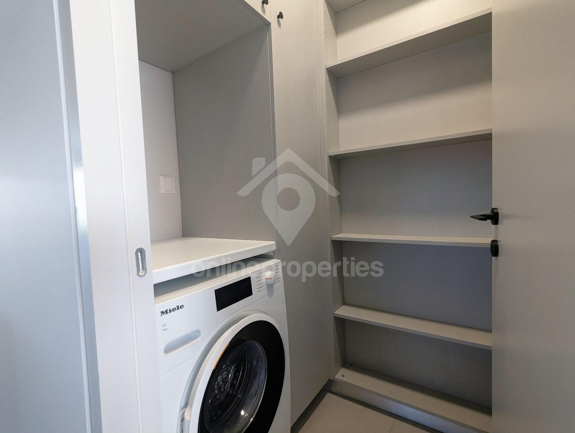 To change image, hover mouse over thumbnails below