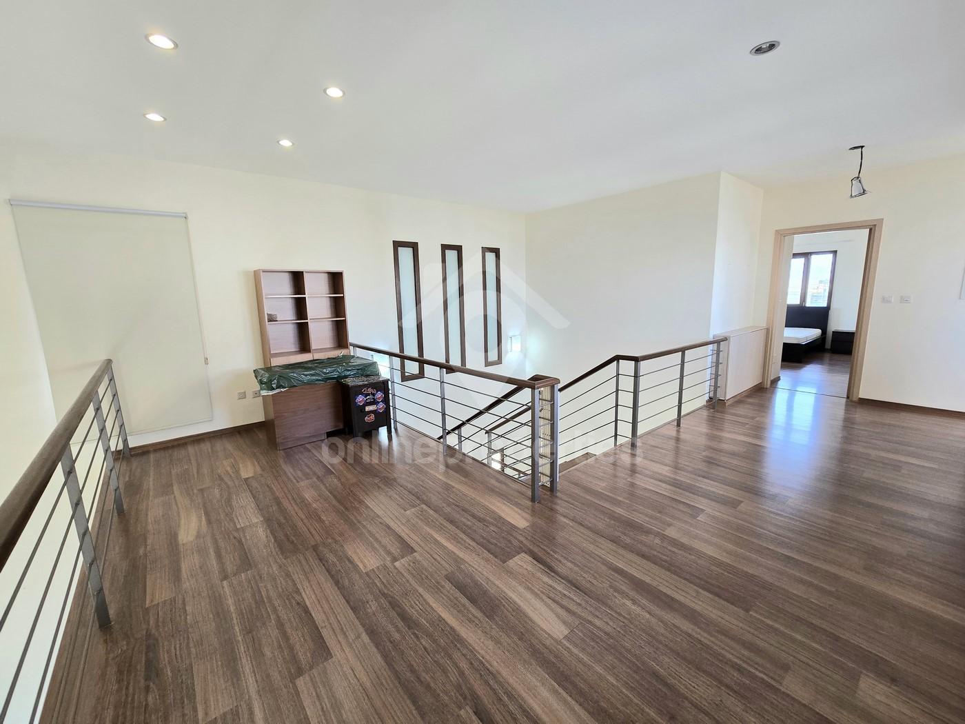 To change image, hover mouse over thumbnails below