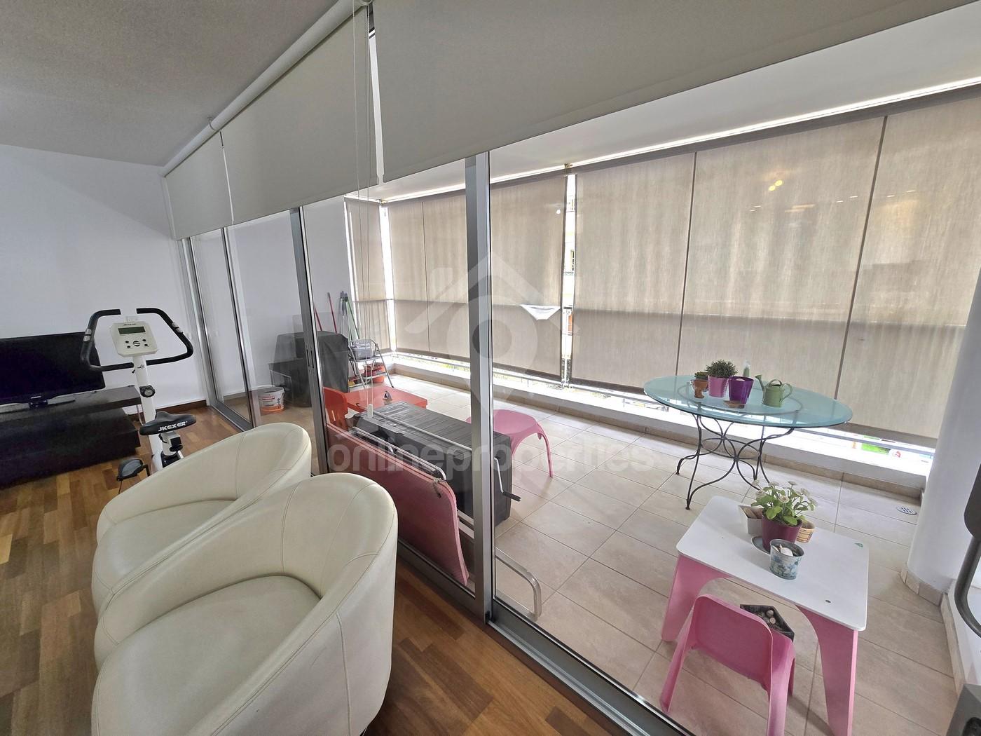 To change image, hover mouse over thumbnails below