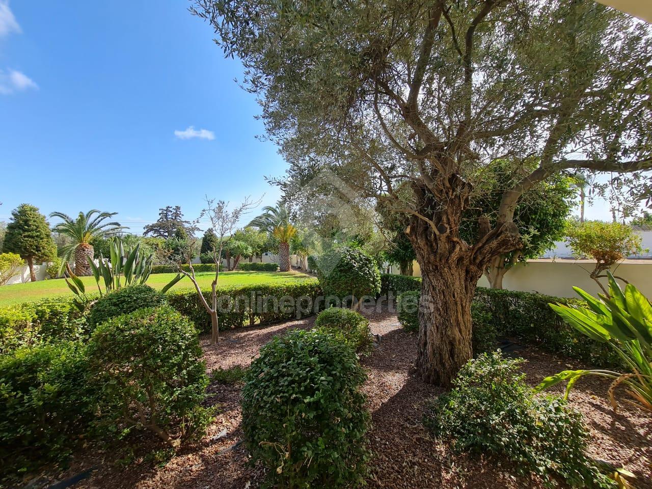 To change image, hover mouse over thumbnails below