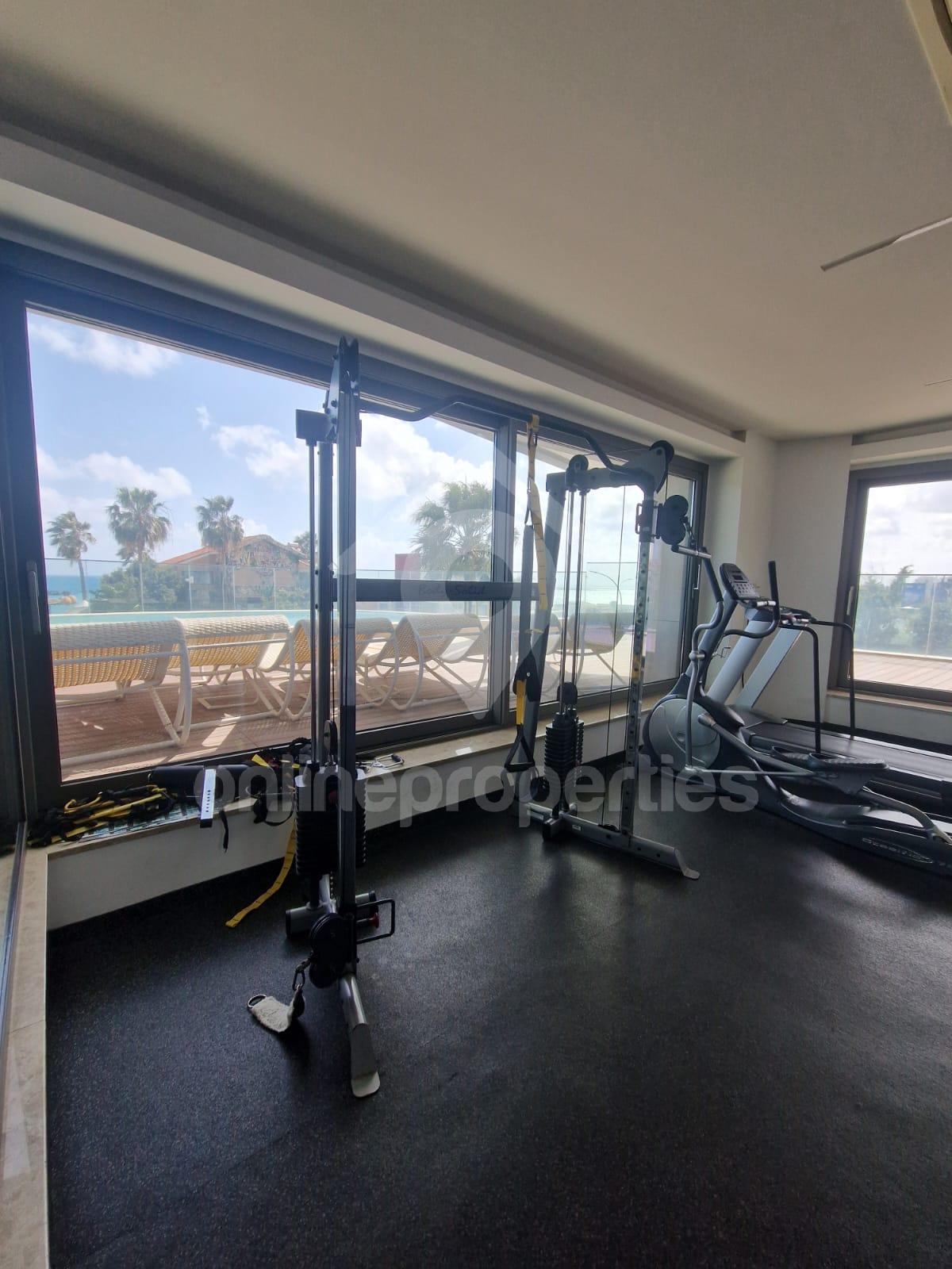 To change image, hover mouse over thumbnails below