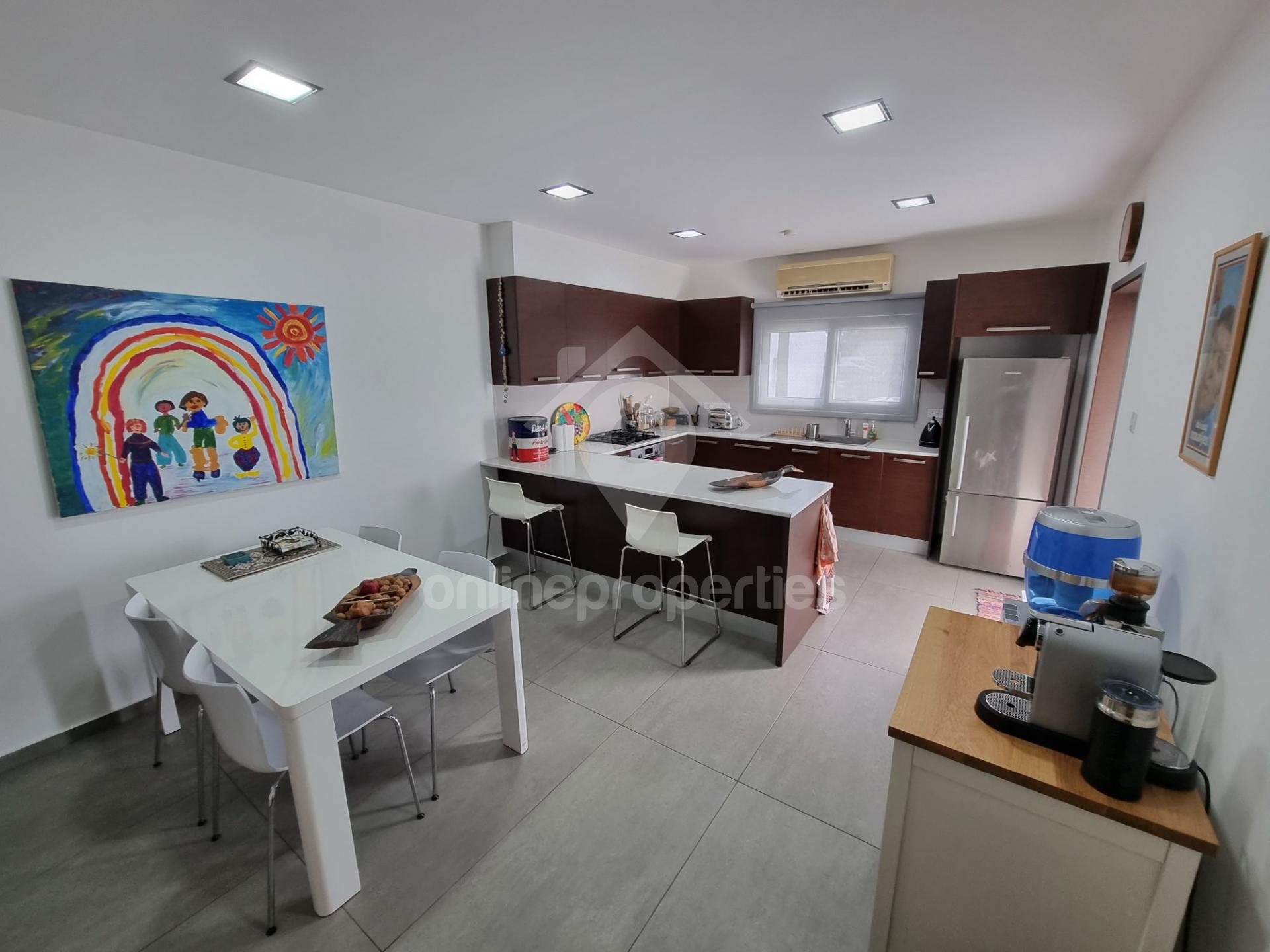 To change image, hover mouse over thumbnails below