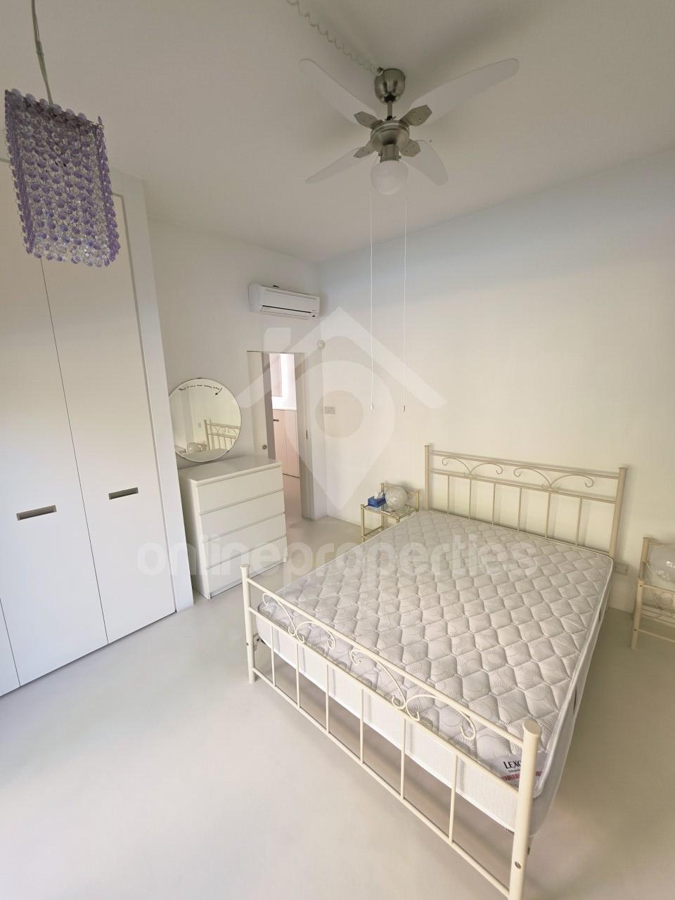 To change image, hover mouse over thumbnails below