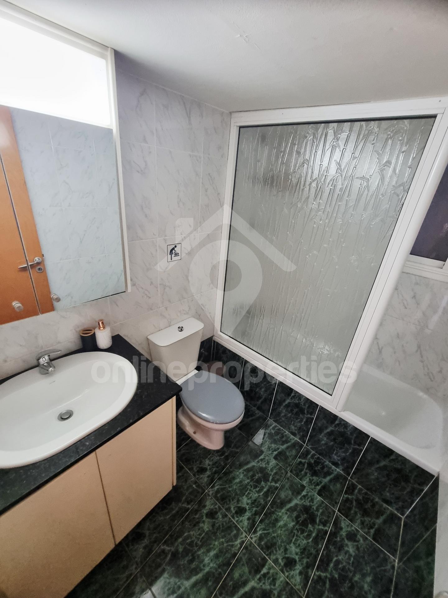 To change image, hover mouse over thumbnails below