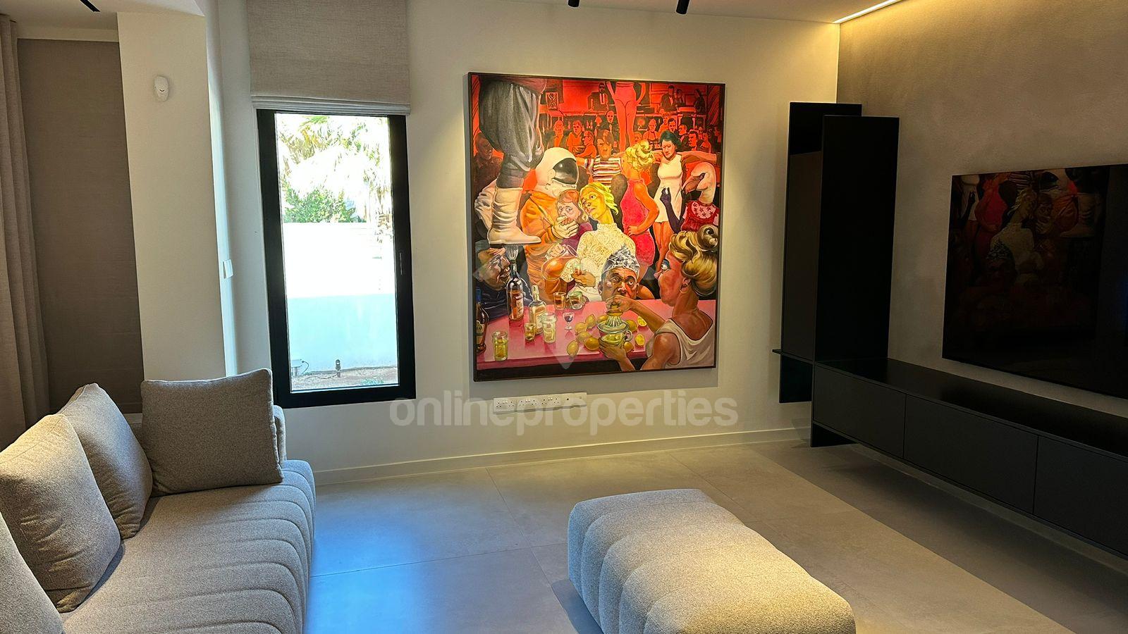 To change image, hover mouse over thumbnails below