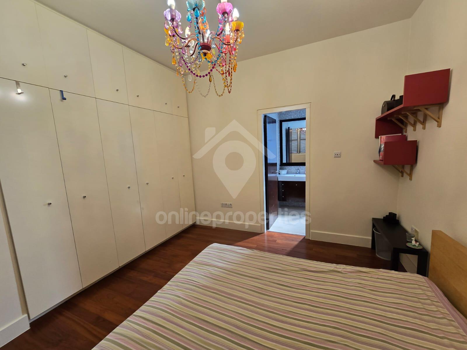 To change image, hover mouse over thumbnails below