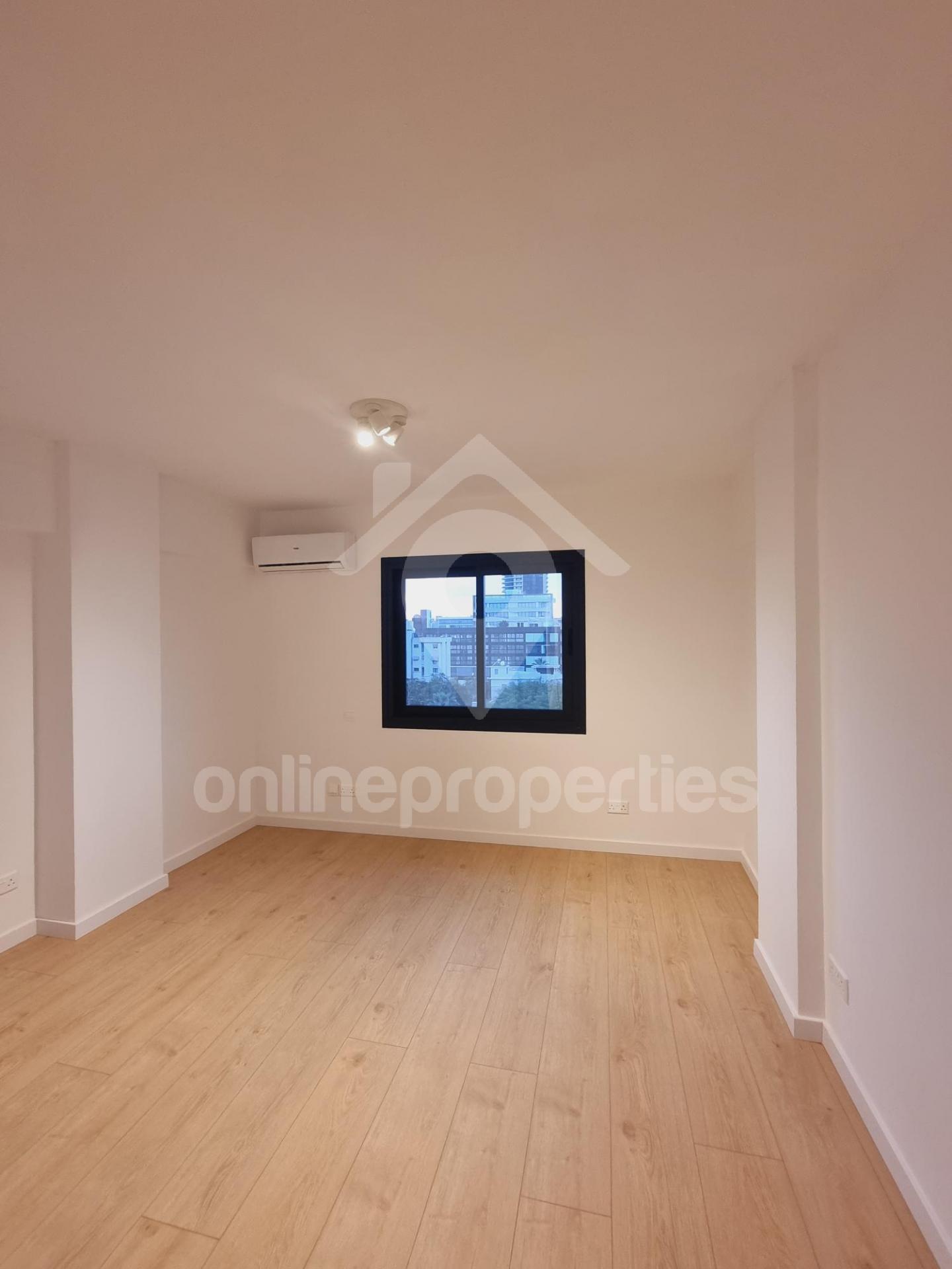 To change image, hover mouse over thumbnails below