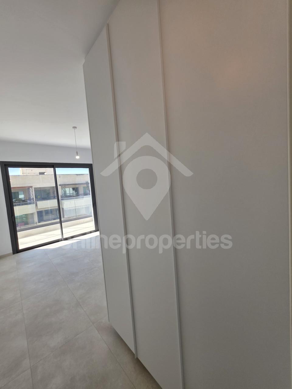 To change image, hover mouse over thumbnails below