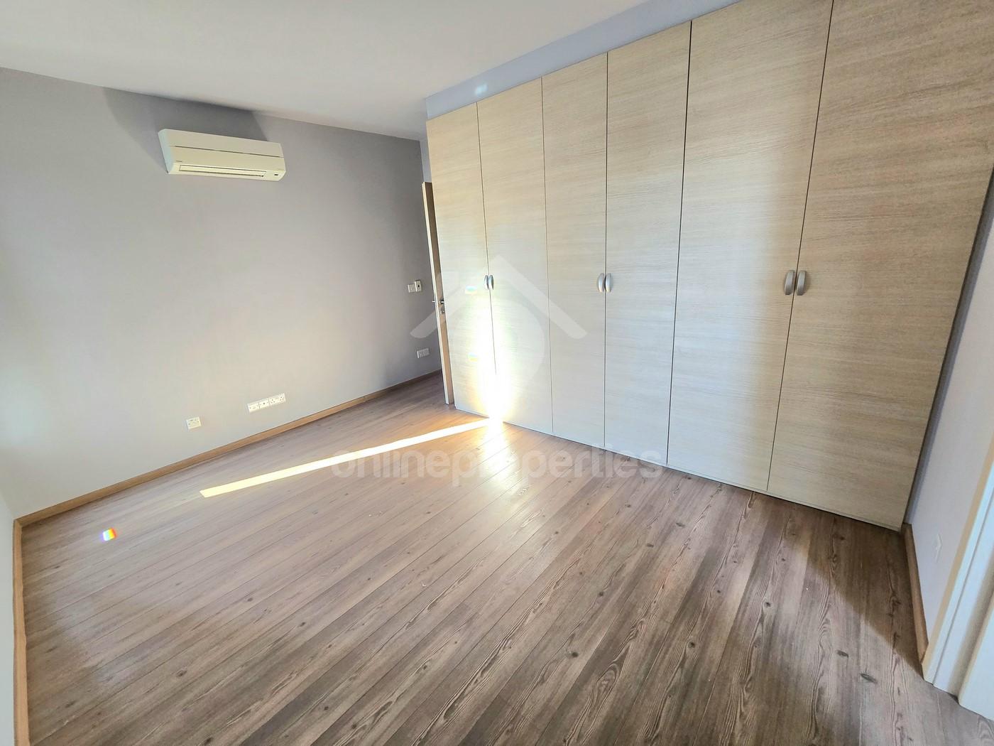 To change image, hover mouse over thumbnails below