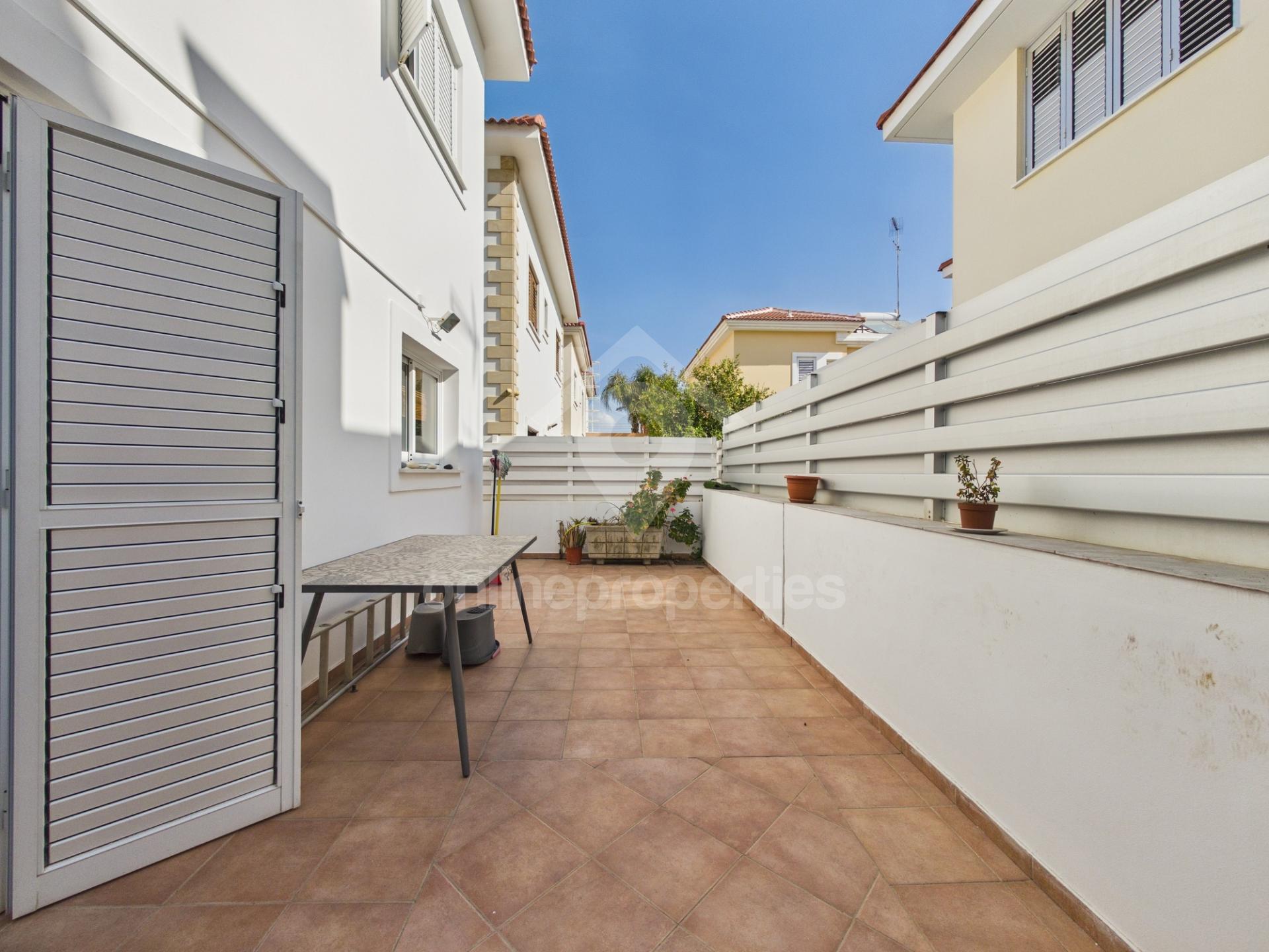 To change image, hover mouse over thumbnails below