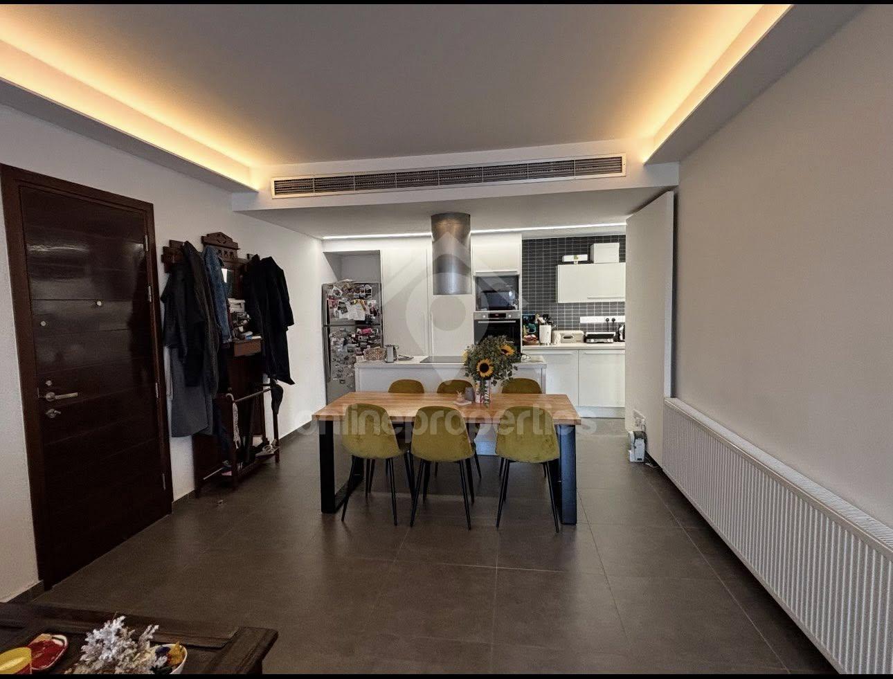 To change image, hover mouse over thumbnails below