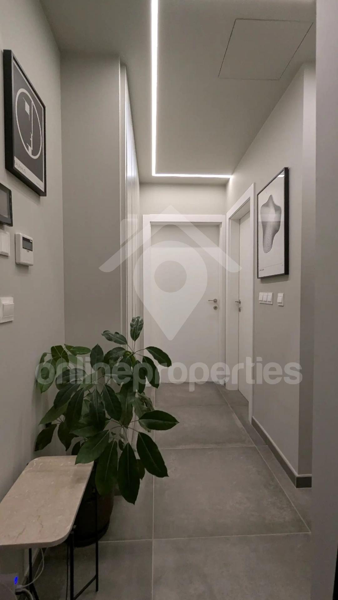 To change image, hover mouse over thumbnails below