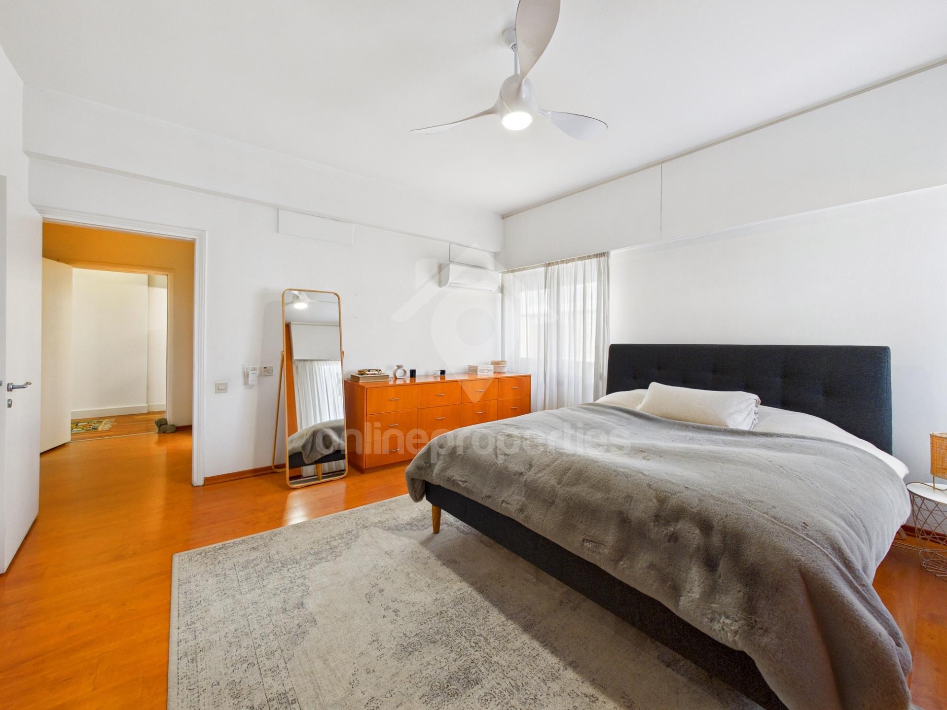 To change image, hover mouse over thumbnails below