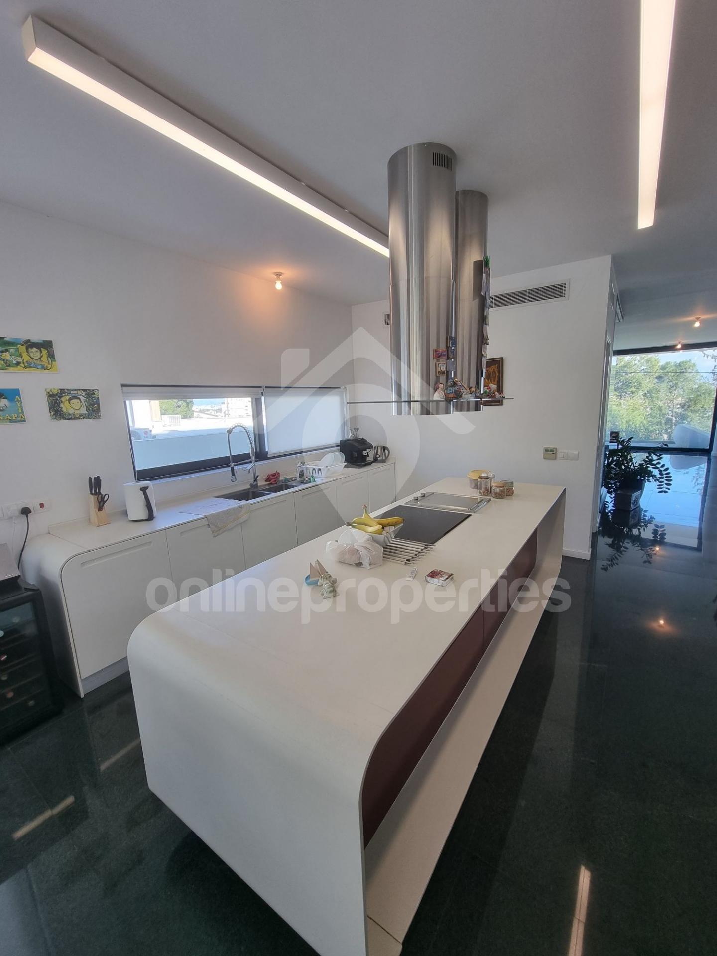 To change image, hover mouse over thumbnails below