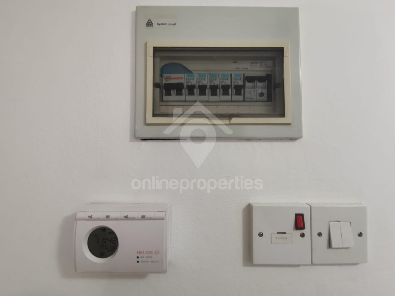 To change image, hover mouse over thumbnails below