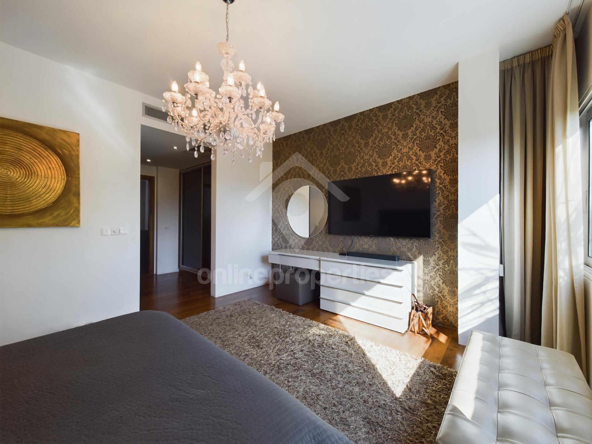 To change image, hover mouse over thumbnails below