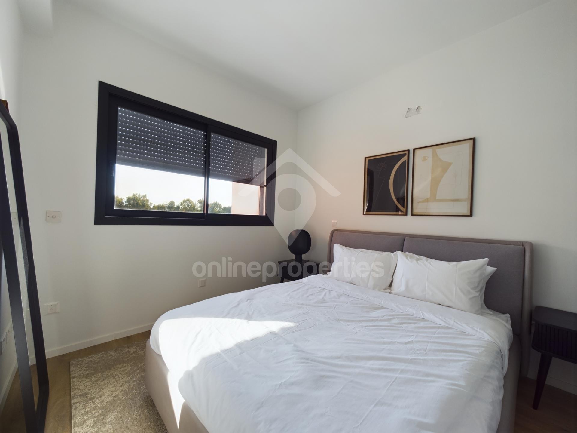 To change image, hover mouse over thumbnails below