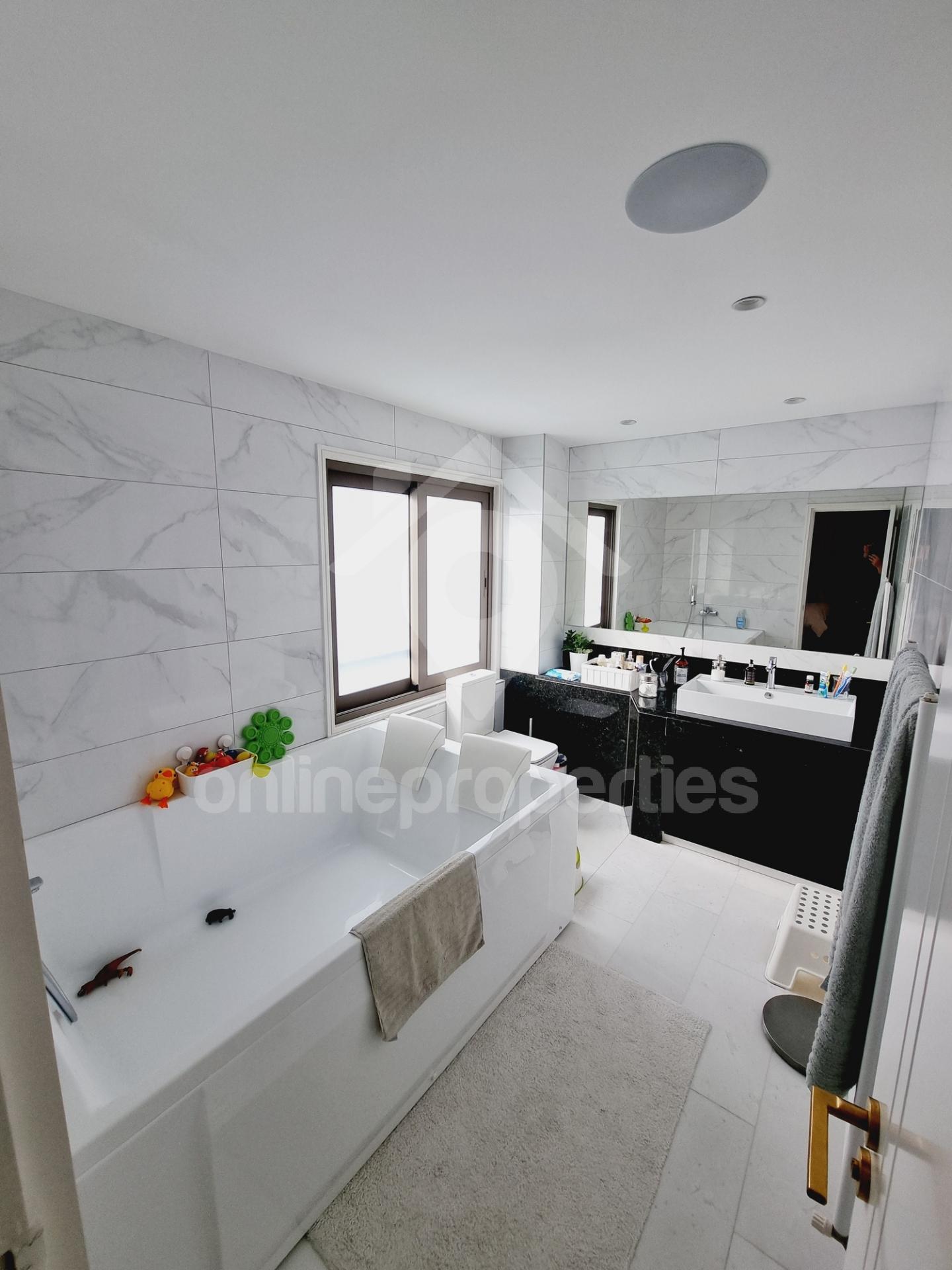 To change image, hover mouse over thumbnails below