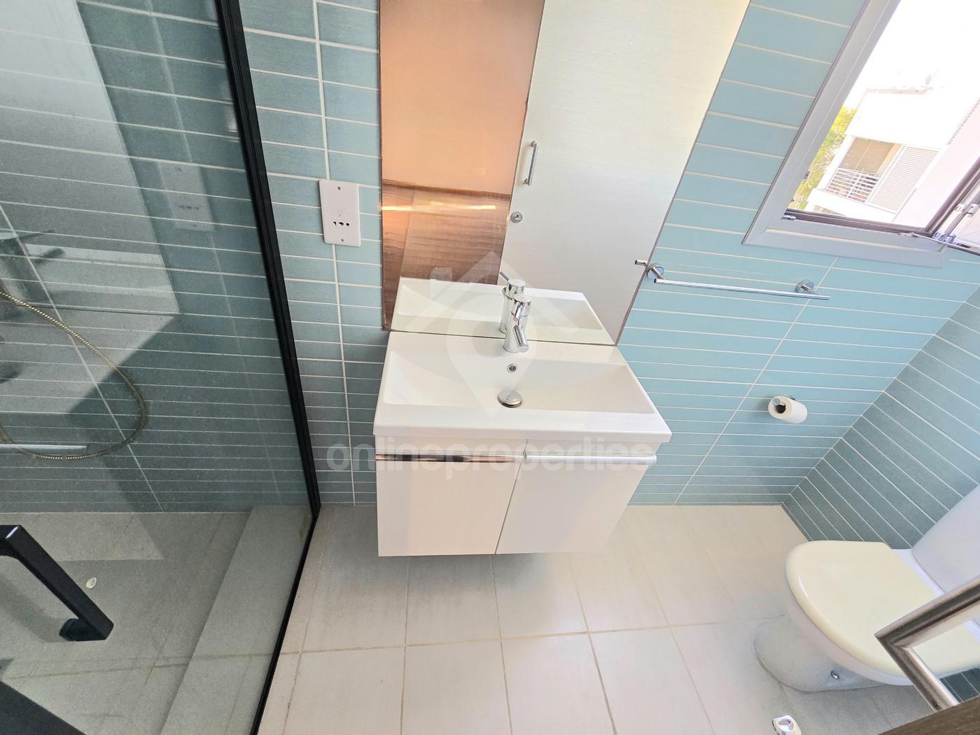 To change image, hover mouse over thumbnails below