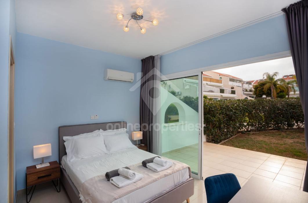 To change image, hover mouse over thumbnails below