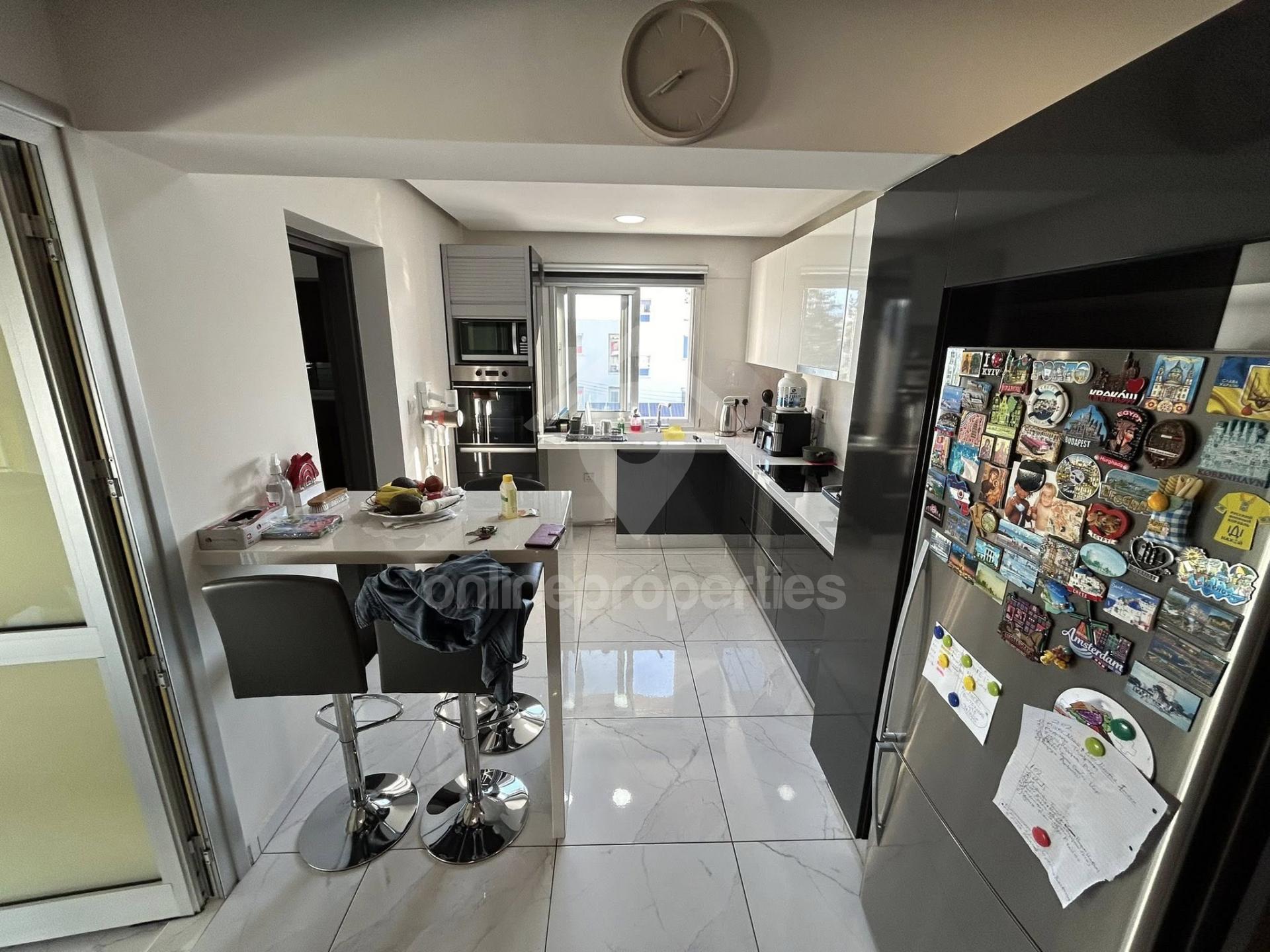 To change image, hover mouse over thumbnails below