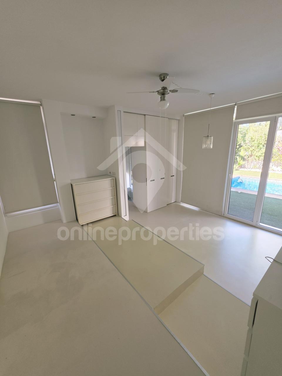 To change image, hover mouse over thumbnails below