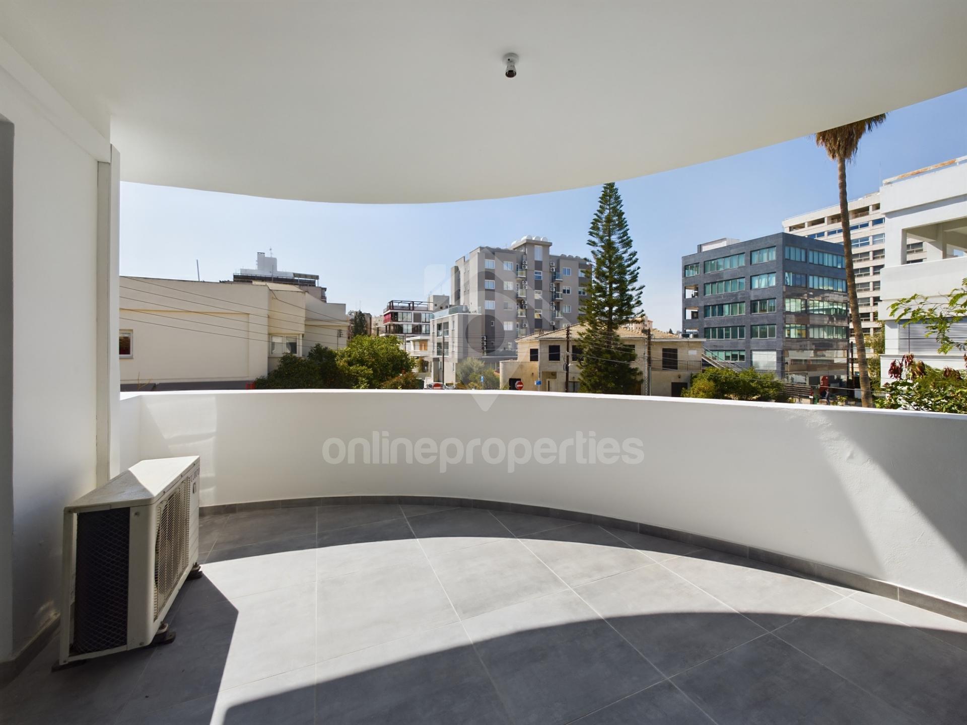 To change image, hover mouse over thumbnails below